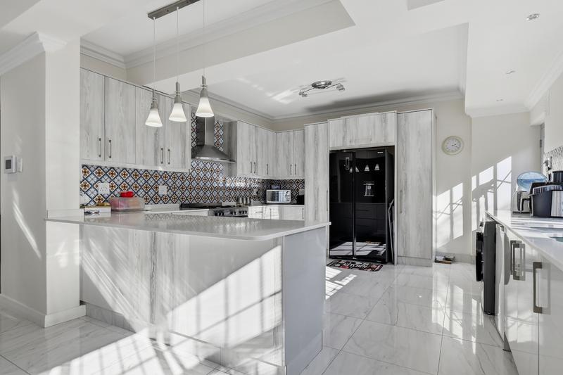 To Let 5 Bedroom Property for Rent in Pinelands Western Cape
